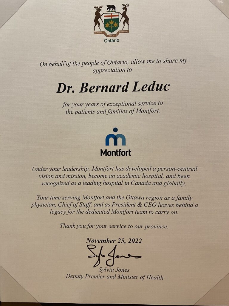 Gros plan d'un certificat en anglais, portant le logo de Montfort et le blason de l'Ontario, rendant hommage à Dr Bernard Leduc alors qu'il prendra sous peu sa retraite