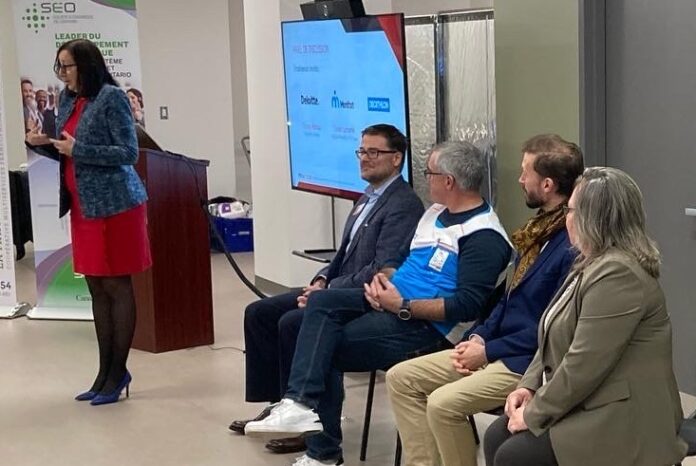 Groupe de personnes assistant à une présentation dans un bureau