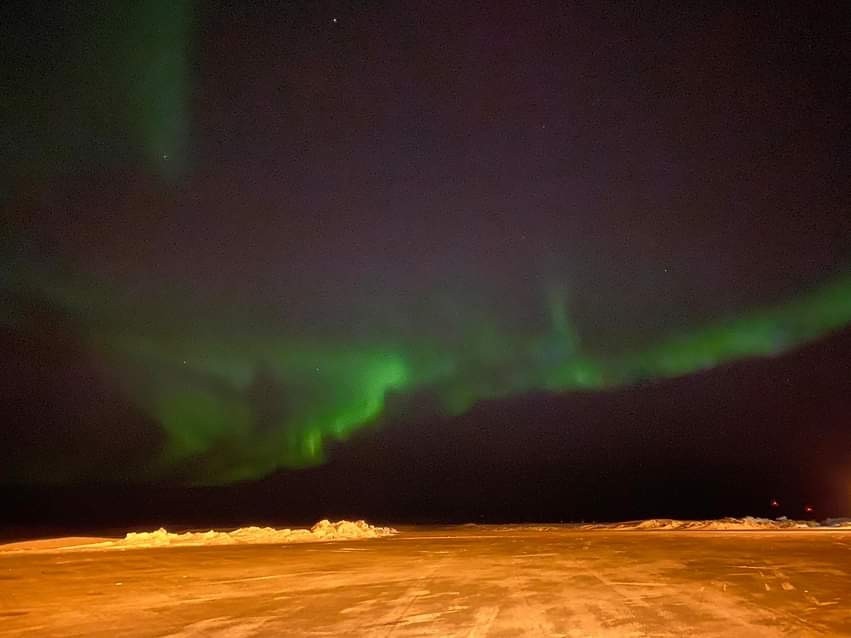 Lumières vertes d'une aurore boréale dans la nuit arctique