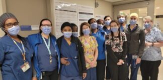 Groupe de membre du personnel médical dans un corridor
