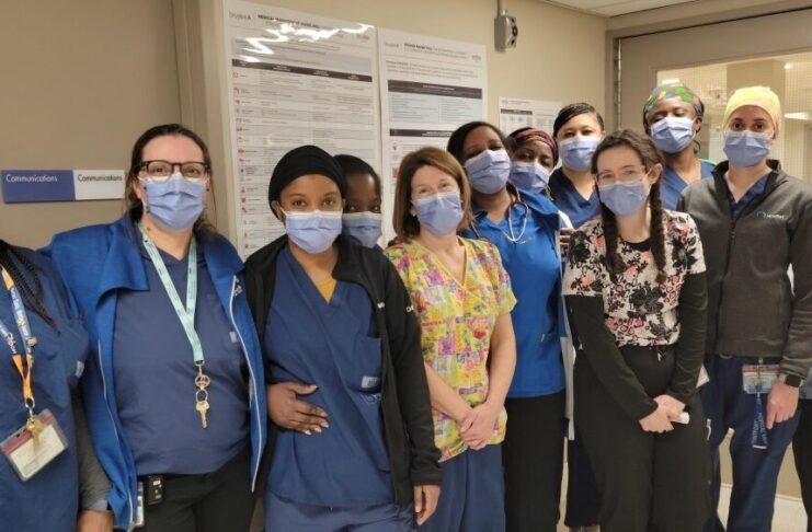 Groupe de membre du personnel médical dans un corridor
