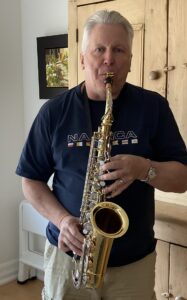 Dr Leduc en train de jouer du saxophone à la maison