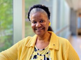 La belle Lessila dans le corridor de Montfort