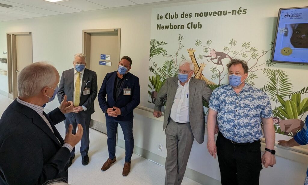 Dr Bernard Leduc, Marc Villeneuve, Maitre Ron Caza et son frère en train d'écouter Yves Tremblay dans le corridor menant au Centre familial de naissances 