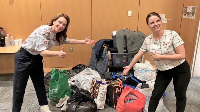 Véronique et Audrey montrent les dons de vêtements reçus