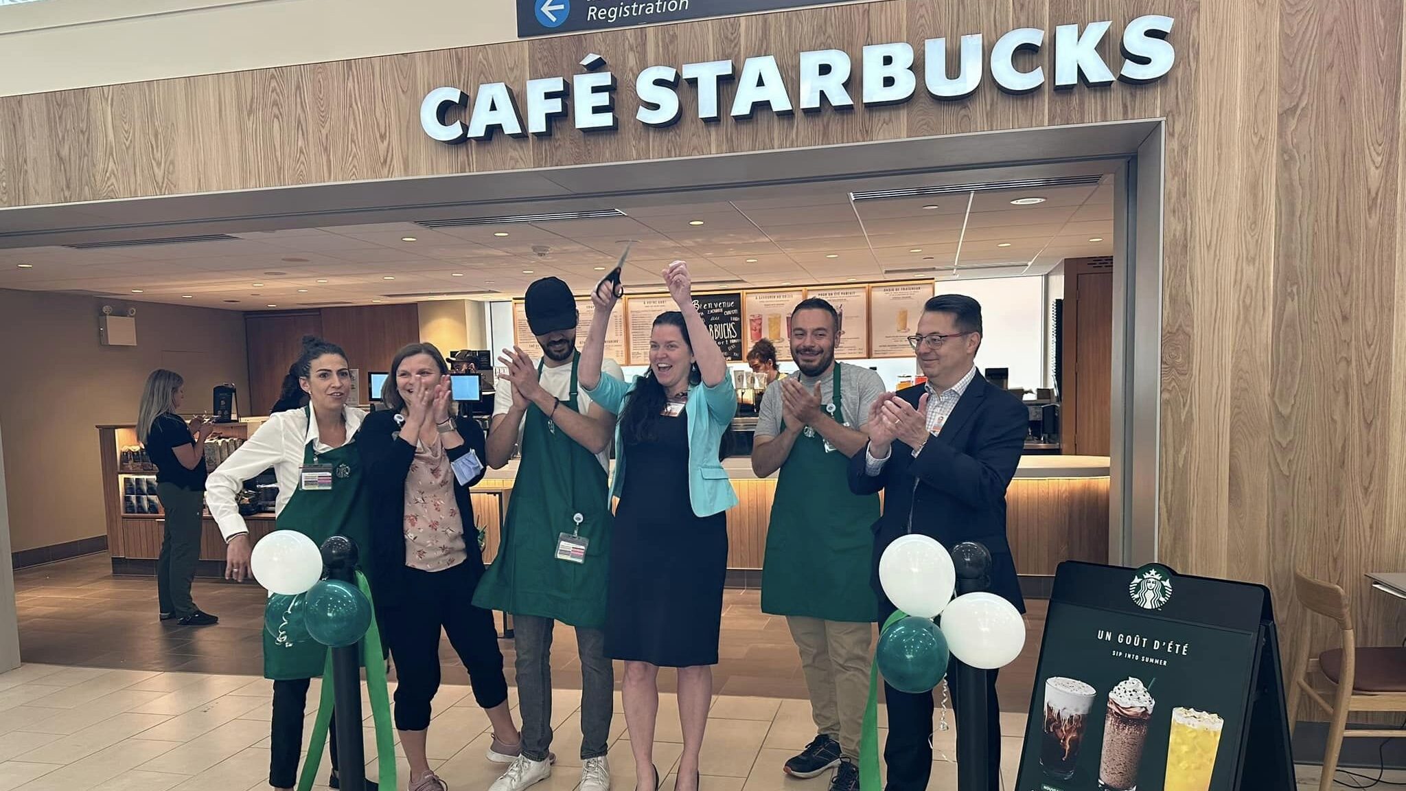 Groupe célébrant l'ouverture du Starbucks