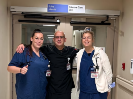 Deux infirmières et un infirmier en scrubs