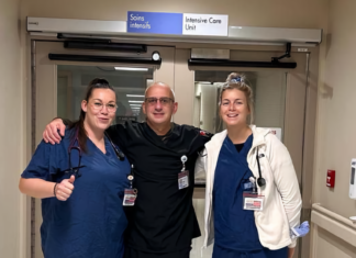 Deux infirmières et un infirmier en scrubs
