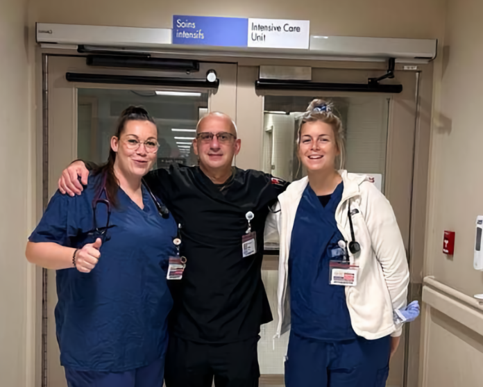 Deux infirmières et un infirmier en scrubs