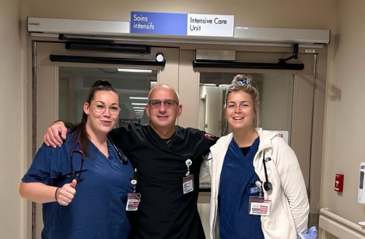 Un stagiaire c’est bien … mais deux c’est mieux Deux infirmières et un infirmier en scrubs