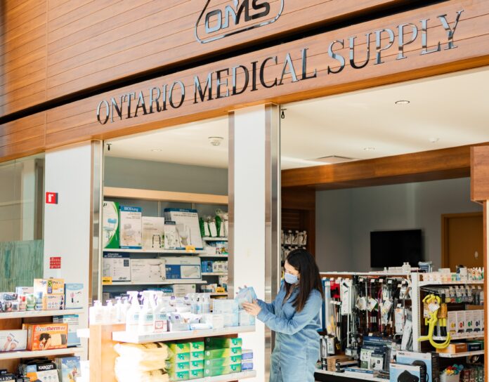 Femme dans un magasin médical qui regarde un item