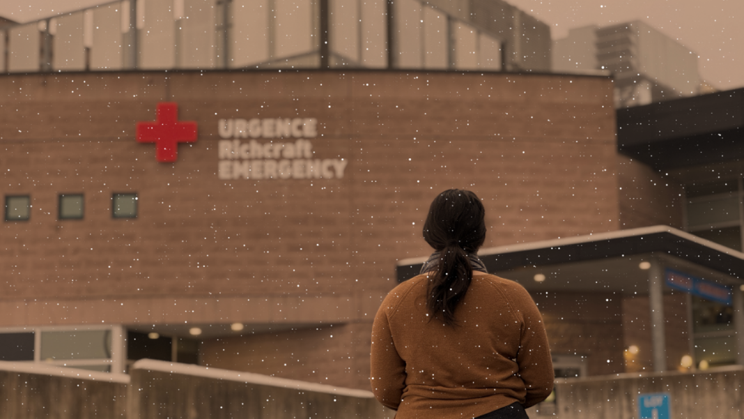 Femme en chandail brun devant une urgence avec de la neige