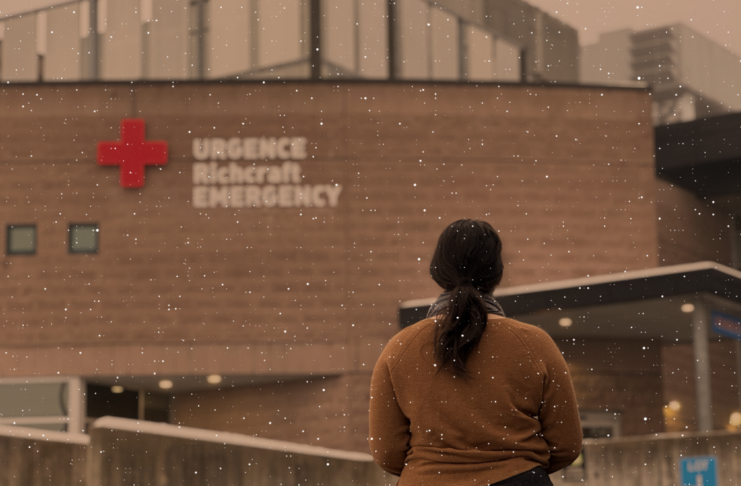 Femme en chandail brun devant une urgence avec de la neige