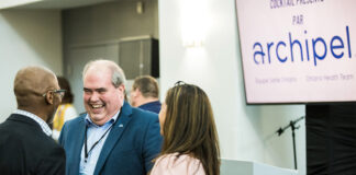 Trois individus discutant dans un rassemblement.