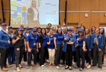 Le cheminement vers l’atteinte de nos résultats stratégique plusieurs personnes en bleu dans un auditorium