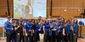 plusieurs personnes en bleu dans un auditorium