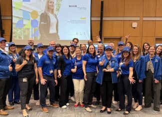 Le cheminement vers l’atteinte de nos résultats stratégique plusieurs personnes en bleu dans un auditorium