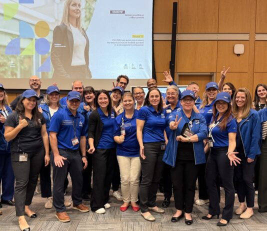 plusieurs personnes en bleu dans un auditorium