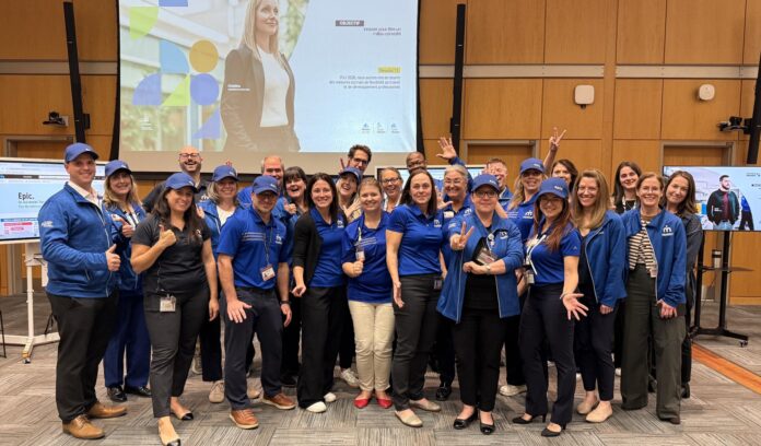 plusieurs personnes en bleu dans un auditorium