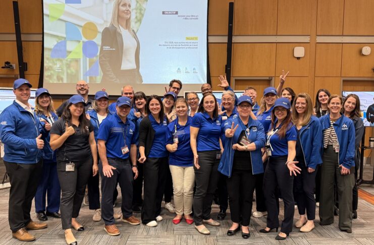 plusieurs personnes en bleu dans un auditorium
