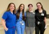Quatre femmes en scrubs souriantes