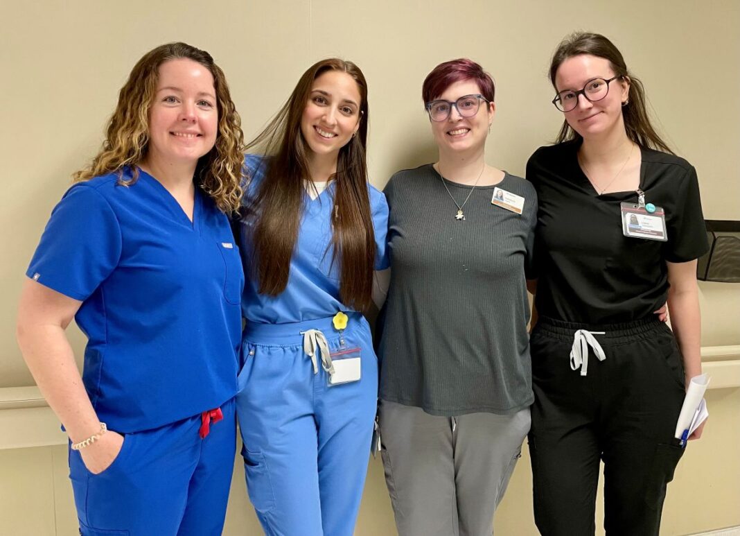 orthophonie Quatre femmes en scrubs souriantes
