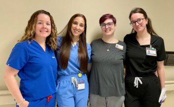 Retrouver espoir grâce à l’orthophonie Quatre femmes en scrubs souriantes