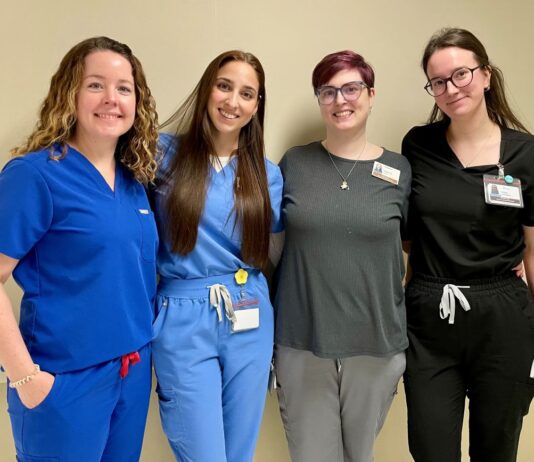 Retrouver espoir grâce à l’orthophonie Quatre femmes en scrubs souriantes